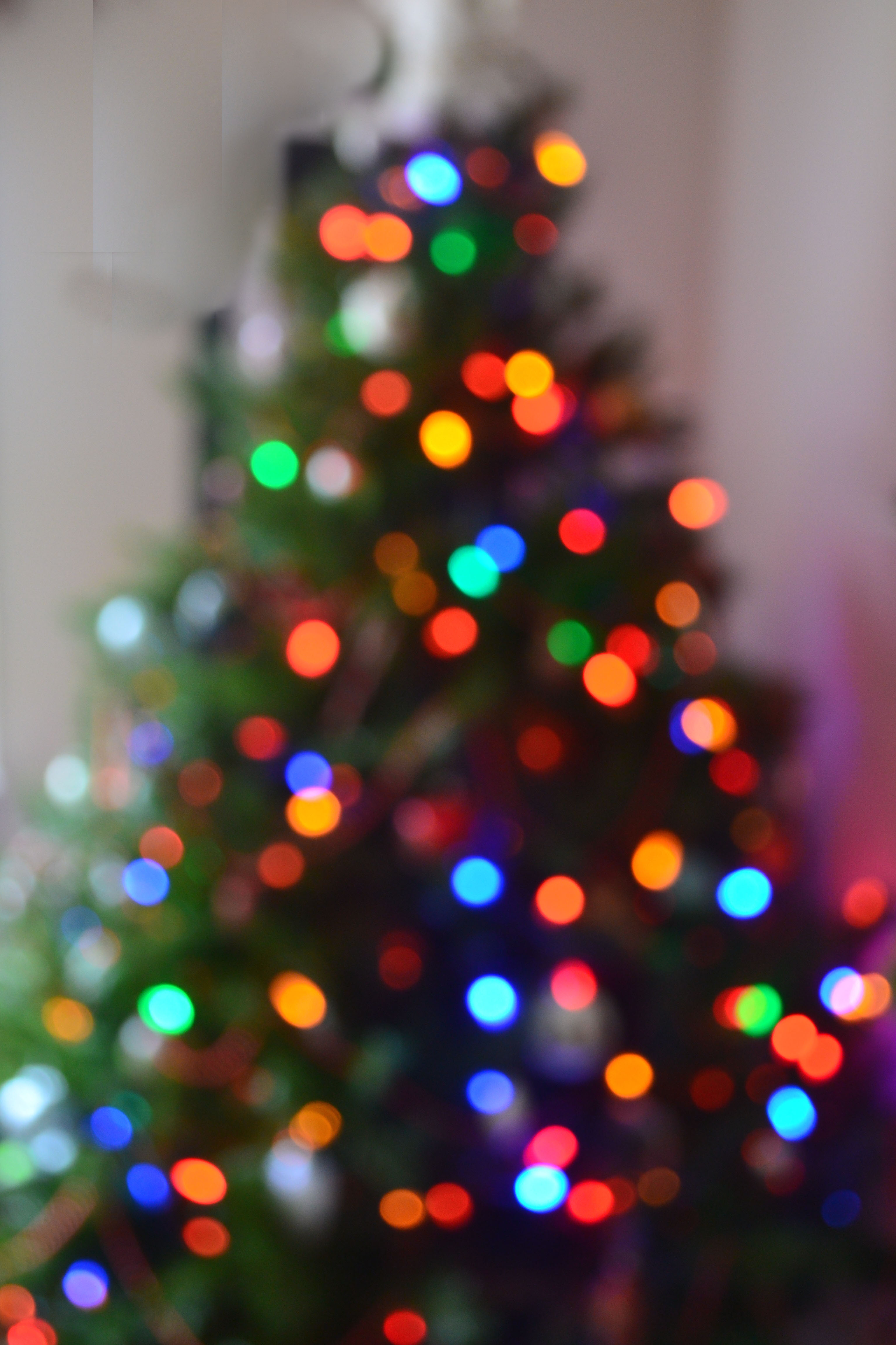 christmas-tree-blurred-lights-minimalist-christmas