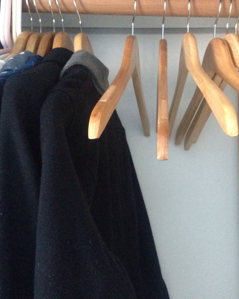 Minimalist-closet-capusle-wardrobe