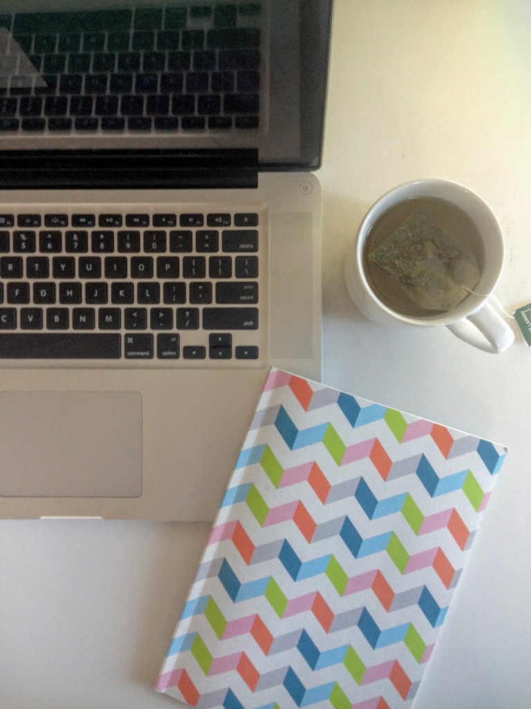 minimalist-blogs-desk