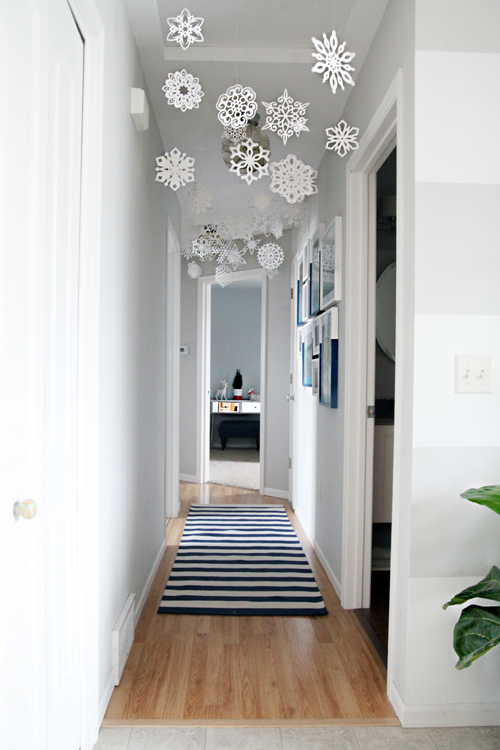 Zero Waste Christmas Decorations – Paper Snowflakes via iheart Organizing